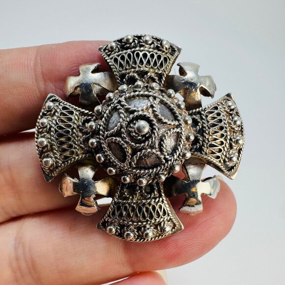 Vintage 950 Silver Jerusalem Cross Textured Circle Brooch Size 1.5